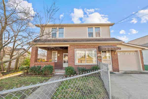 2224 MOORE ST, ASHLAND, KY 41101, photo 1 of 50