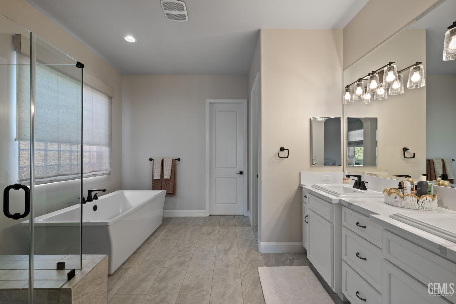 Bakersfield, California, 93314, United States, 5 Bedrooms Bedrooms, ,3 BathroomsBathrooms,Residential,Active,2019126