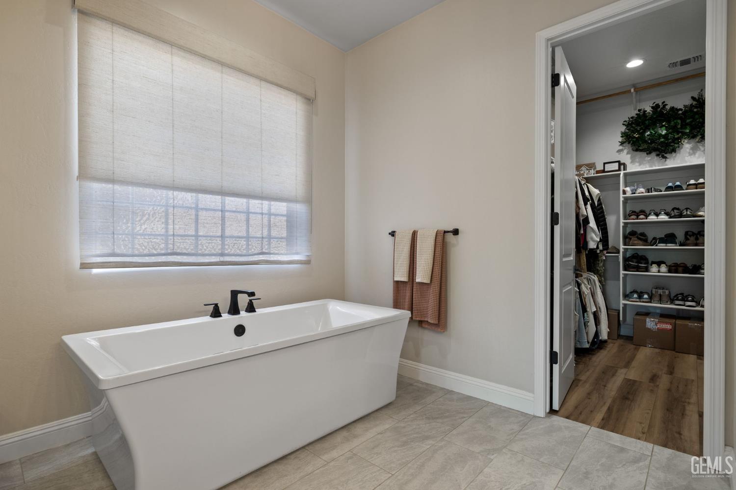 Bakersfield, California, 93314, United States, 5 Bedrooms Bedrooms, ,3 BathroomsBathrooms,Residential,Active,2019126