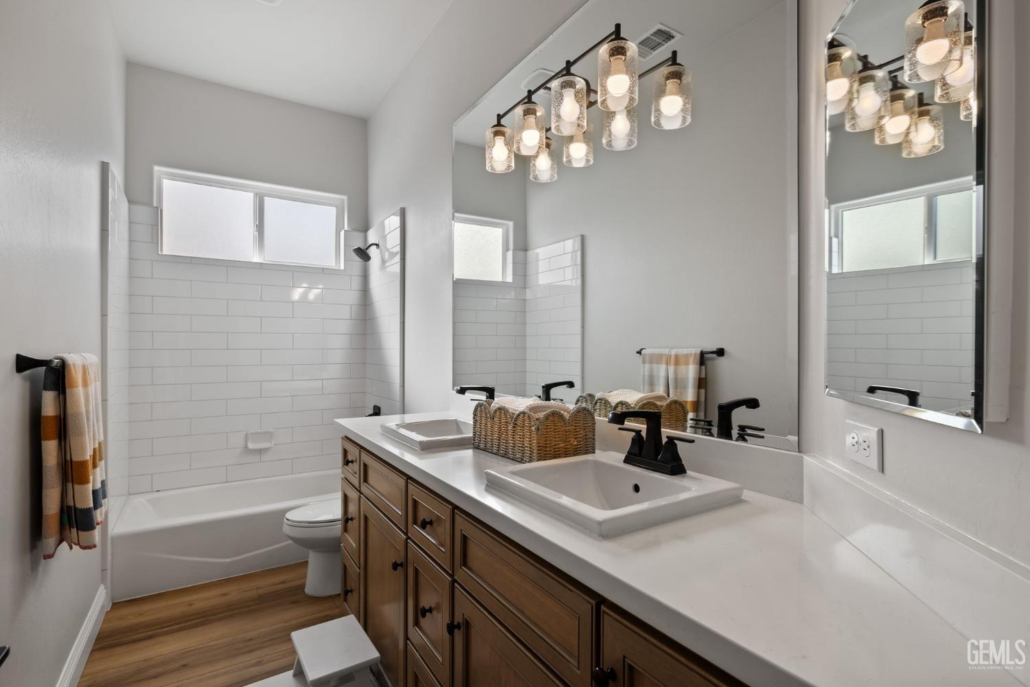 Bakersfield, California, 93314, United States, 5 Bedrooms Bedrooms, ,3 BathroomsBathrooms,Residential,Active,2019126