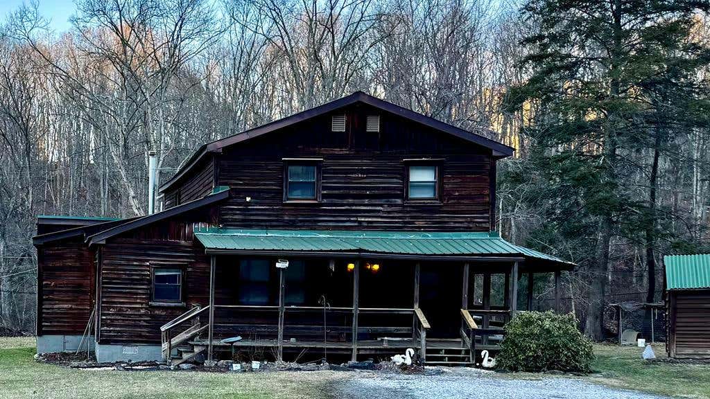 1314 N SANDBRANCH RD, MT. HOPE, WV 25880, photo 1 of 19