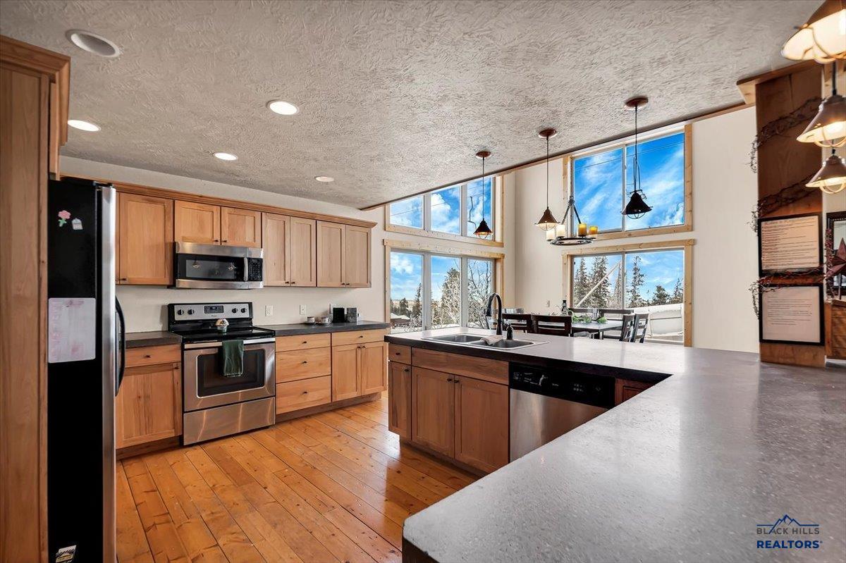 Lead, South Dakota, 57754, United States, 3 Bedrooms Bedrooms, ,4 BathroomsBathrooms,Residential,Active,2007249