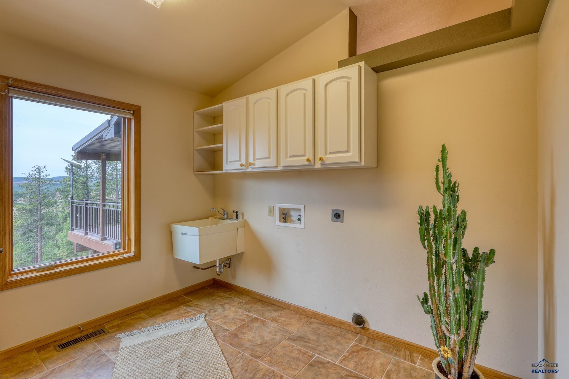 Rapid City, South Dakota, 57702, United States, 4 Bedrooms Bedrooms, ,3 BathroomsBathrooms,Residential,Active,1899194