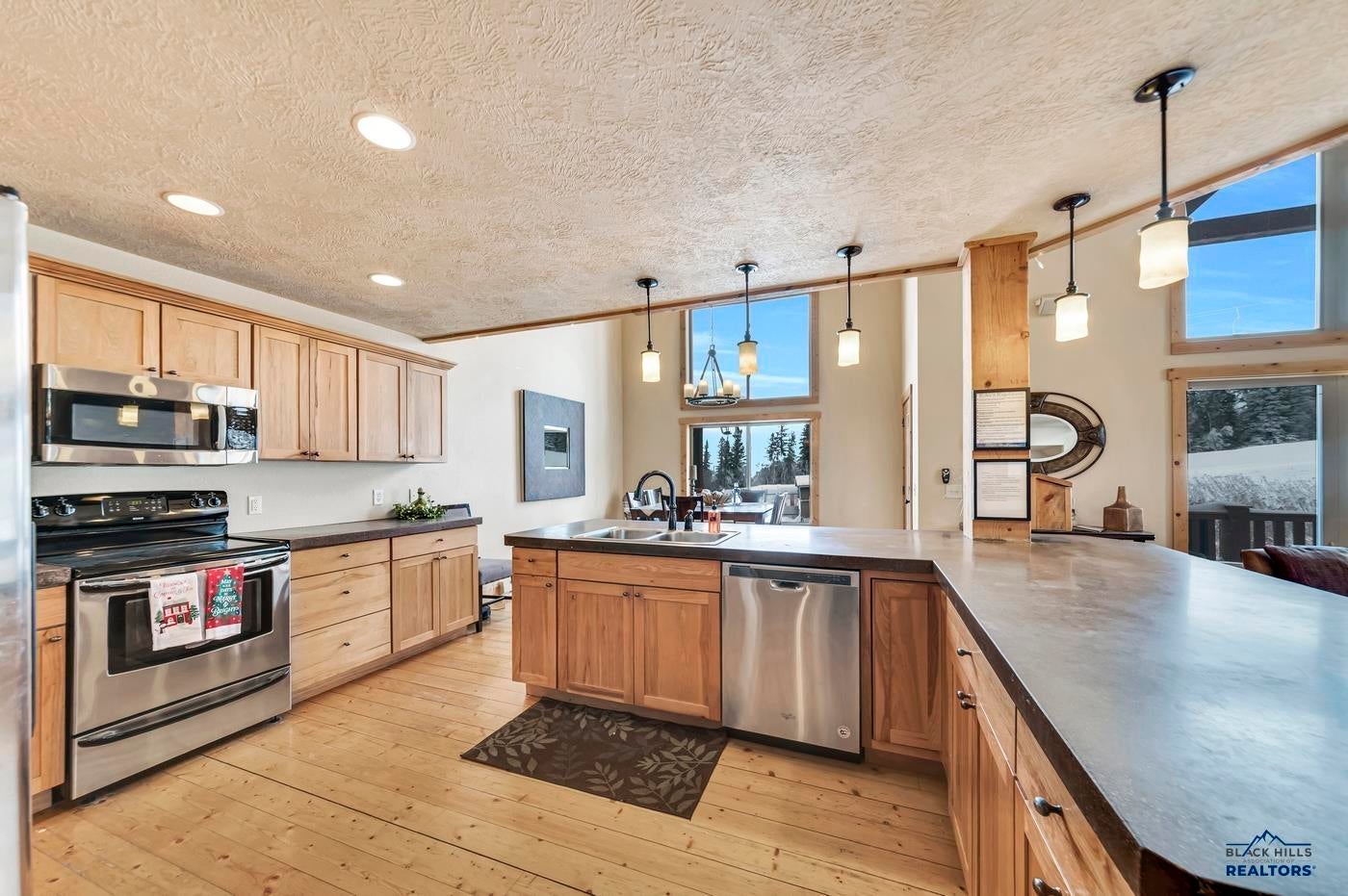 Lead, South Dakota, 57754, United States, 6 Bedrooms Bedrooms, ,5 BathroomsBathrooms,Residential,Active,2006805