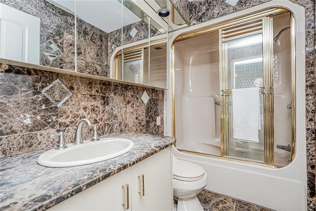 Brooklyn, New York, 11234, United States, 4 Bedrooms Bedrooms, ,7 BathroomsBathrooms,Residential,Active,1859380