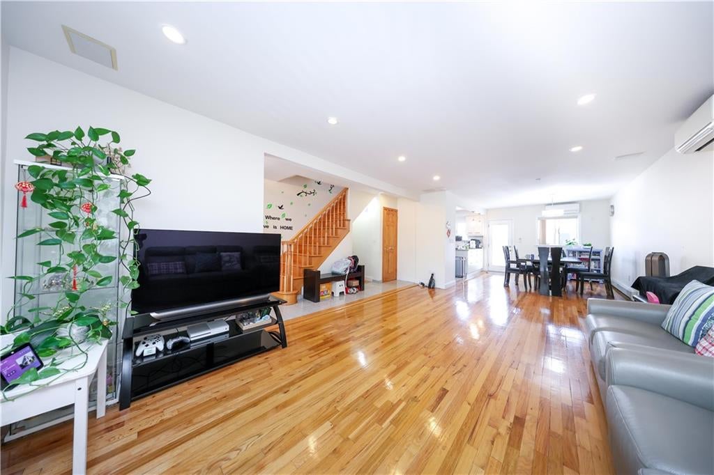 Brooklyn, New York, 11228, United States, 4 Bedrooms Bedrooms, ,3 BathroomsBathrooms,Residential,Active,1967314