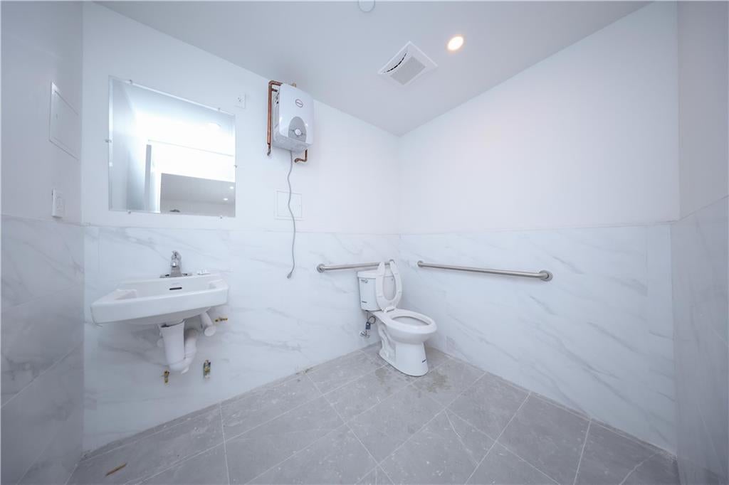 Flushing, New York, 11358, United States, ,Commercial,Active,1945081