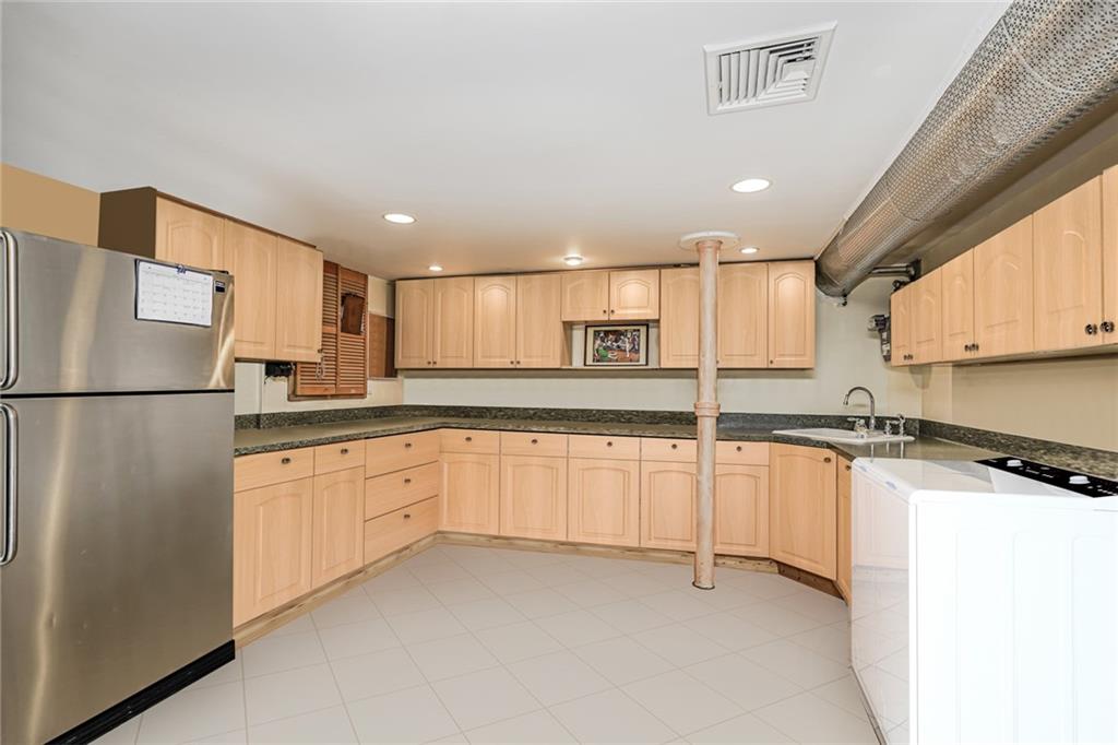 Brooklyn, New York, 11209, United States, 3 Bedrooms Bedrooms, ,2 BathroomsBathrooms,Residential,Active,1834476