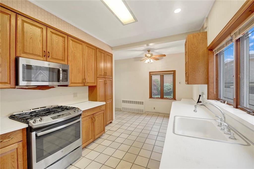 Brooklyn, New York, 11209, United States, 5 Bedrooms Bedrooms, ,3 BathroomsBathrooms,Residential,Pending,1832351