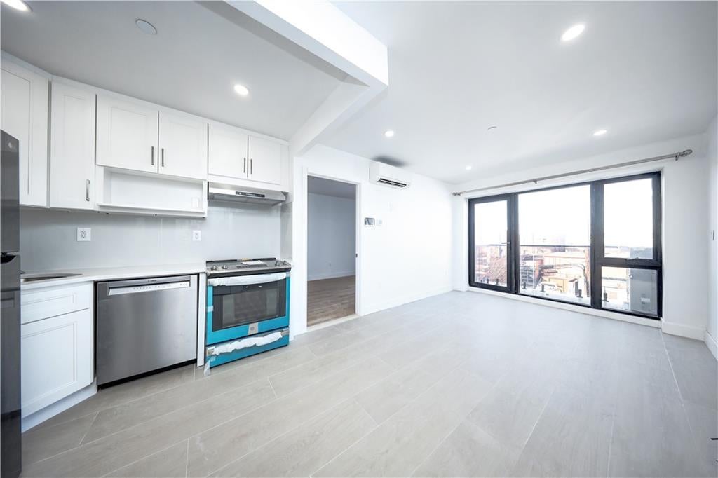Flushing, New York, 11358, United States, ,Commercial,Active,1945081