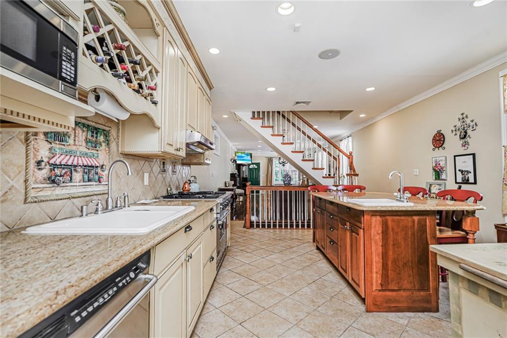 Brooklyn, New York, 11209, United States, 3 Bedrooms Bedrooms, ,2 BathroomsBathrooms,Residential,Active,1834476