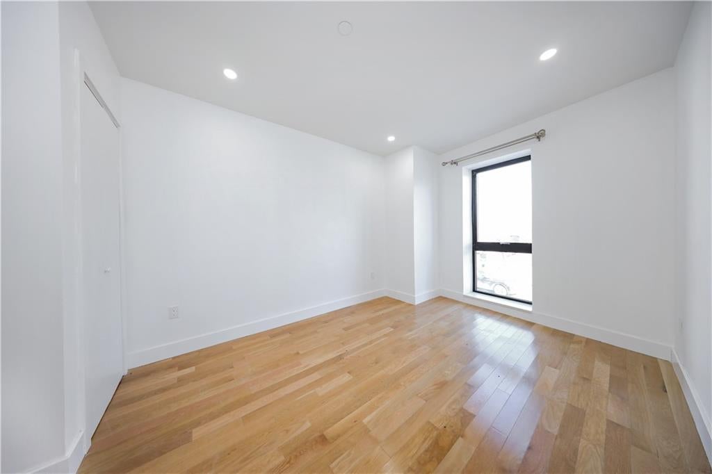 Flushing, New York, 11358, United States, ,Commercial,Active,1945081