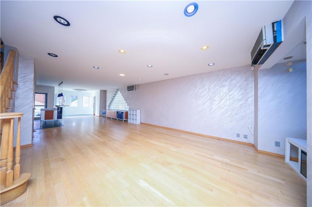 Brooklyn, New York, 11235, United States, 4 Bedrooms Bedrooms, ,4 BathroomsBathrooms,Residential,Active,1702088