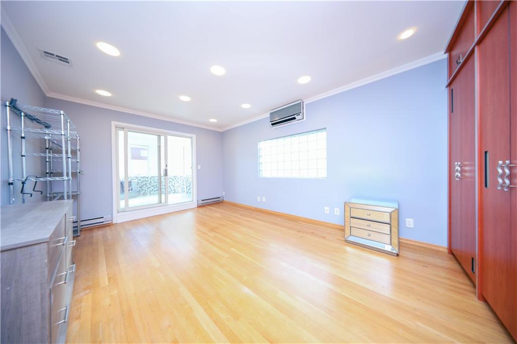 Brooklyn, New York, 11235, United States, 4 Bedrooms Bedrooms, ,4 BathroomsBathrooms,Residential,Active,1702088