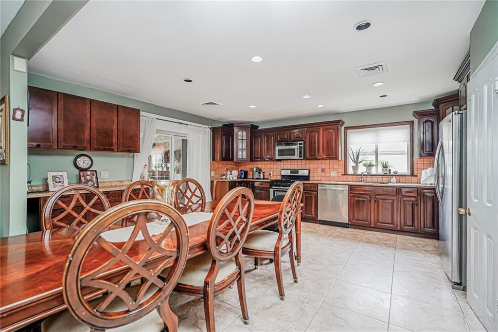 Brooklyn, New York, 11234, United States, 4 Bedrooms Bedrooms, ,7 BathroomsBathrooms,Residential,Active,1859380