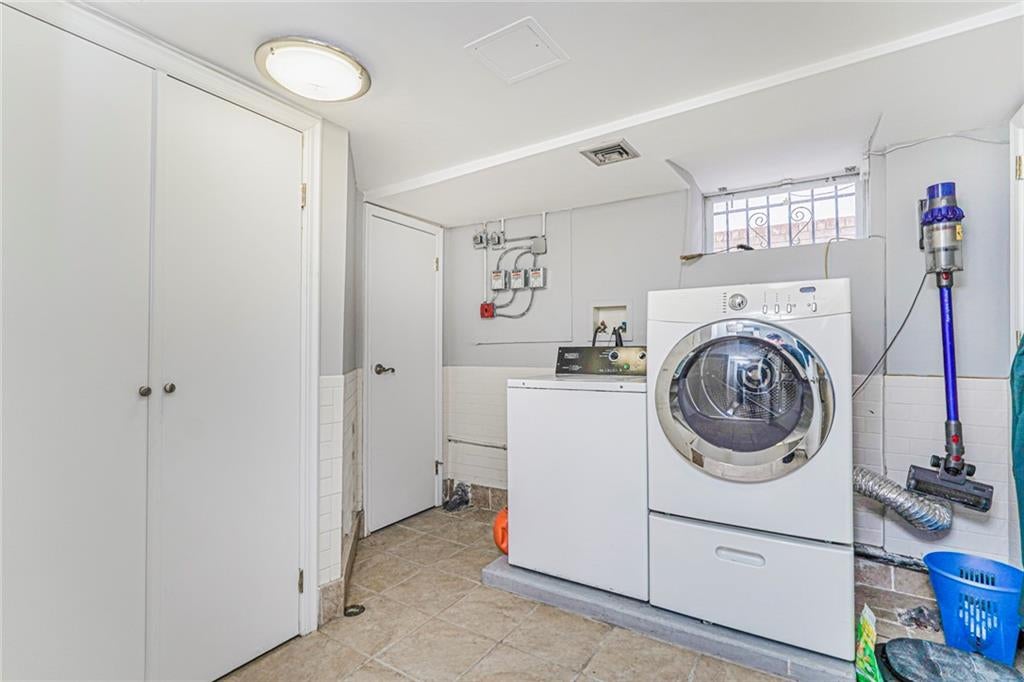 Brooklyn, New York, 11209, United States, 5 Bedrooms Bedrooms, ,4 BathroomsBathrooms,Residential,Active,1969641