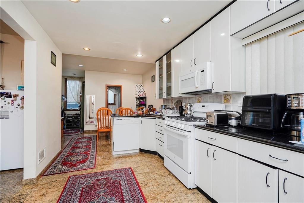 Brooklyn, New York, 11228, United States, 4 Bedrooms Bedrooms, ,3 BathroomsBathrooms,Residential,Active,1894180