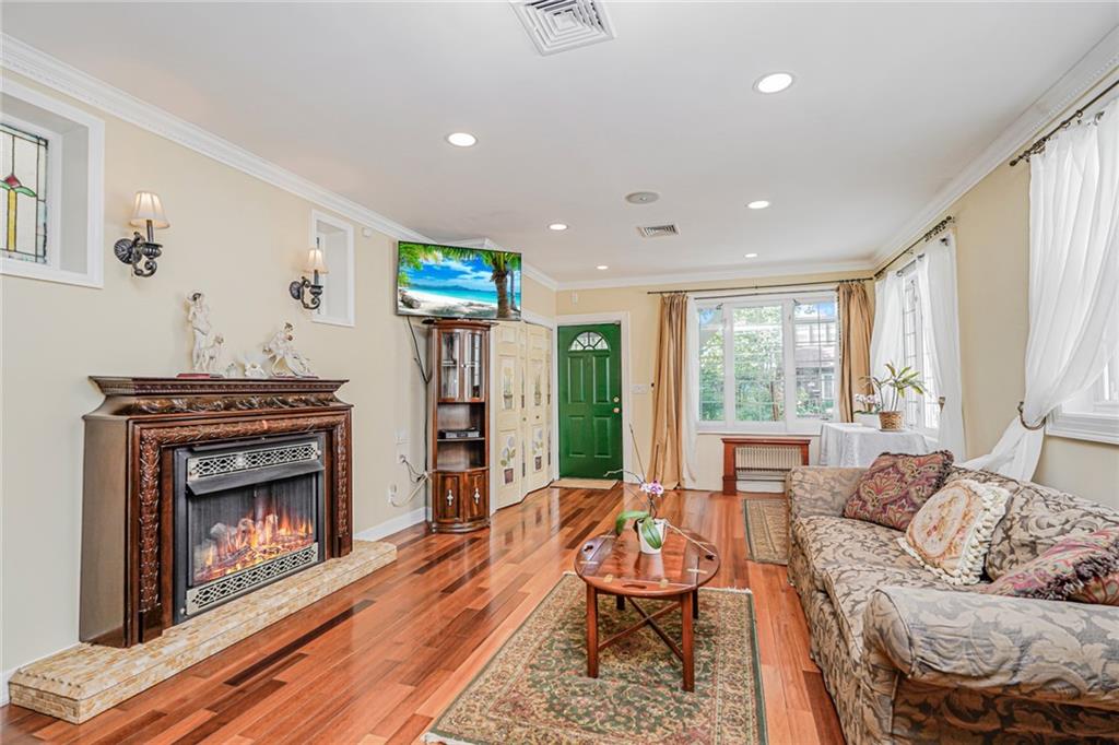 Brooklyn, New York, 11209, United States, 3 Bedrooms Bedrooms, ,2 BathroomsBathrooms,Residential,Active,1834476