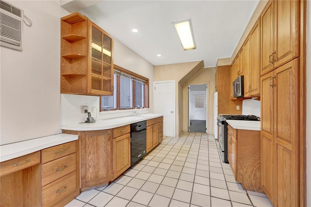 Brooklyn, New York, 11209, United States, 5 Bedrooms Bedrooms, ,3 BathroomsBathrooms,Residential,Pending,1832351