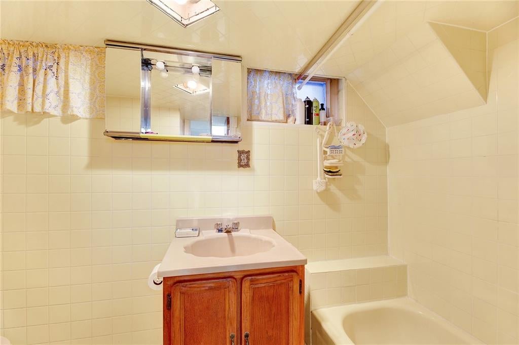 Brooklyn, New York, 11209, United States, ,2 BathroomsBathrooms,Residential,Active,1704152