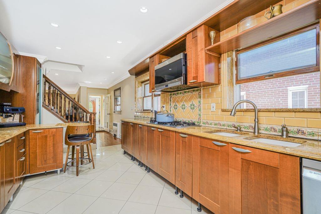 Brooklyn, New York, 11229, United States, 6 Bedrooms Bedrooms, ,4 BathroomsBathrooms,Residential,Active,2051996