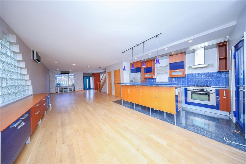 Brooklyn, New York, 11235, United States, 4 Bedrooms Bedrooms, ,4 BathroomsBathrooms,Residential,Active,1702088