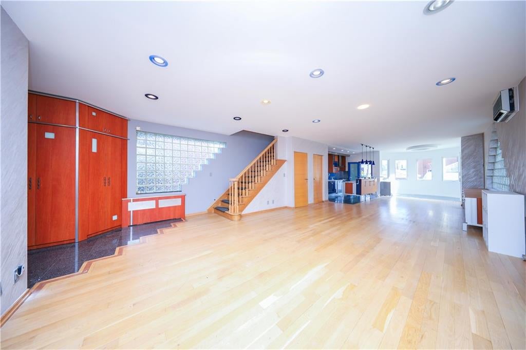 Brooklyn, New York, 11235, United States, 4 Bedrooms Bedrooms, ,4 BathroomsBathrooms,Residential,Active,1702088