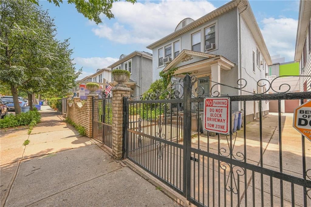 Brooklyn, New York, 11220, United States, 5 Bedrooms Bedrooms, ,3 BathroomsBathrooms,Residential,Active,1867909