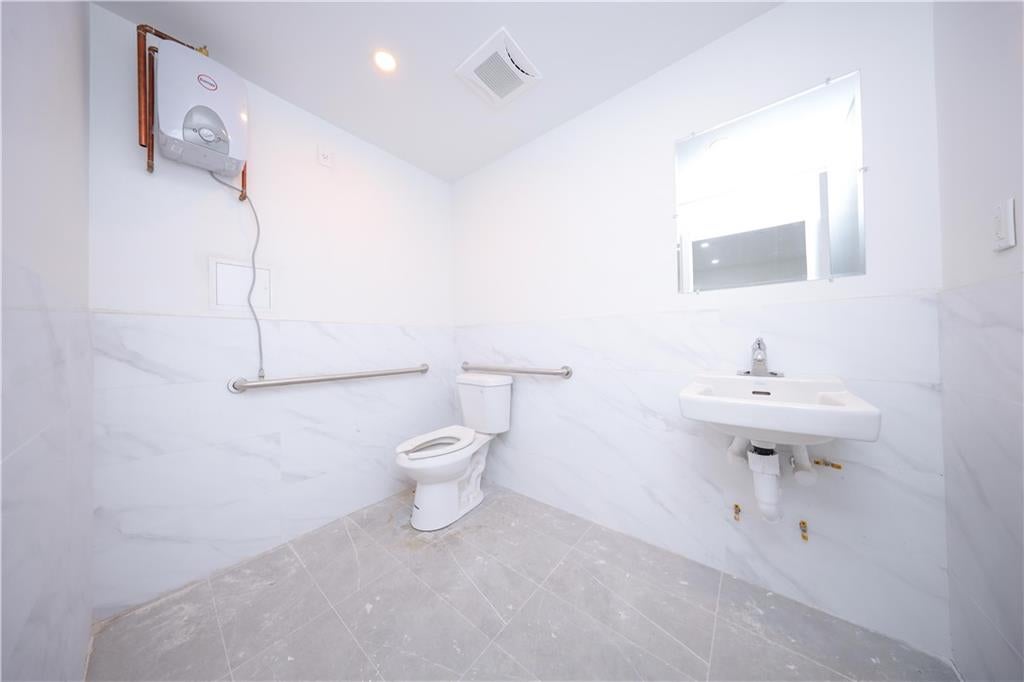 Flushing, New York, 11358, United States, ,Commercial,Active,1945081