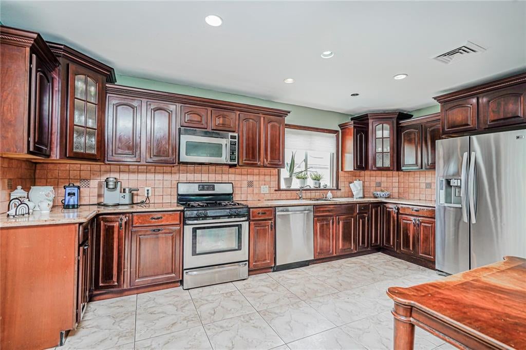 Brooklyn, New York, 11234, United States, 4 Bedrooms Bedrooms, ,7 BathroomsBathrooms,Residential,Active,1859380