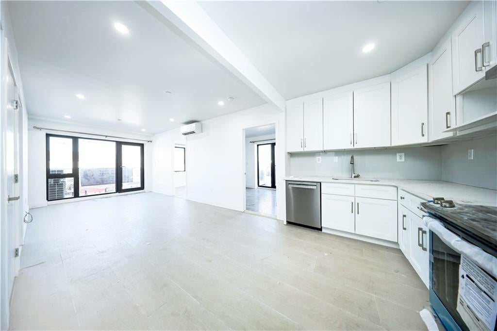 Flushing, New York, 11358, United States, ,Commercial,Active,1945081