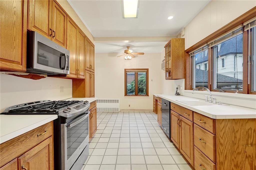 Brooklyn, New York, 11209, United States, 5 Bedrooms Bedrooms, ,3 BathroomsBathrooms,Residential,Pending,1832351