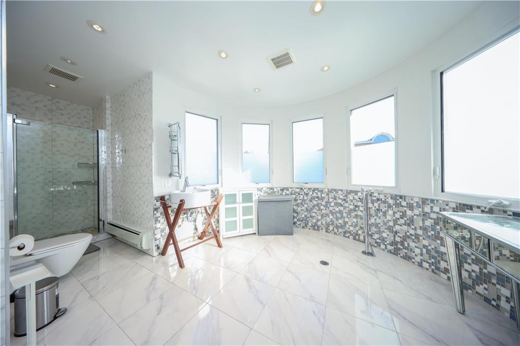 Brooklyn, New York, 11235, United States, 4 Bedrooms Bedrooms, ,4 BathroomsBathrooms,Residential,Active,1702088