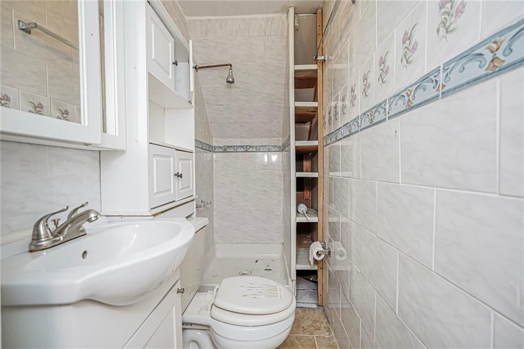 Brooklyn, New York, 11234, United States, 4 Bedrooms Bedrooms, ,7 BathroomsBathrooms,Residential,Active,1859380