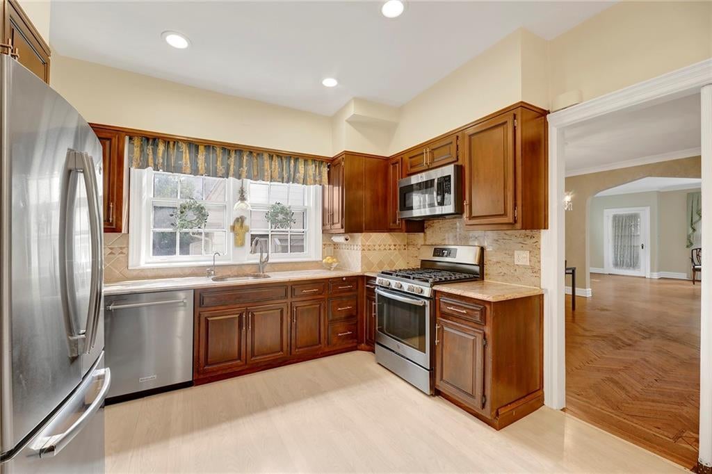 Brooklyn, New York, 11209, United States, 4 Bedrooms Bedrooms, ,4 BathroomsBathrooms,Residential,Active,1945085