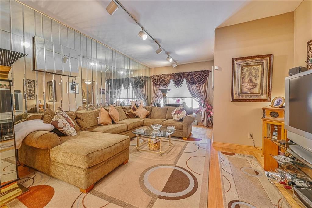 Brooklyn, New York, 11204, United States, 3 Bedrooms Bedrooms, ,2 BathroomsBathrooms,Residential,Pending,1858691