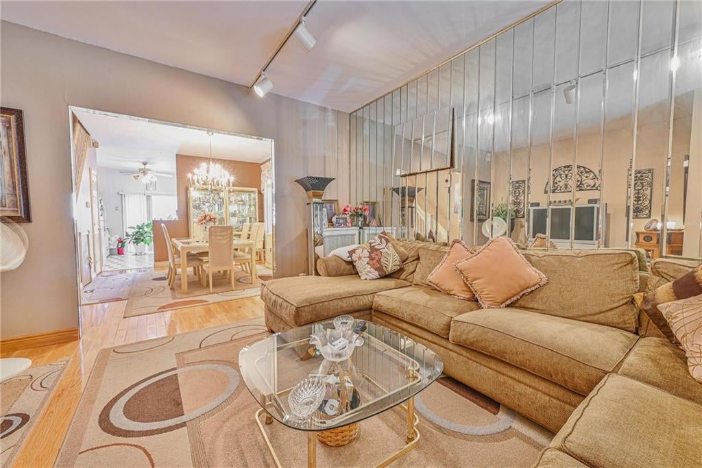 Brooklyn, New York, 11204, United States, 3 Bedrooms Bedrooms, ,2 BathroomsBathrooms,Residential,Pending,1858691