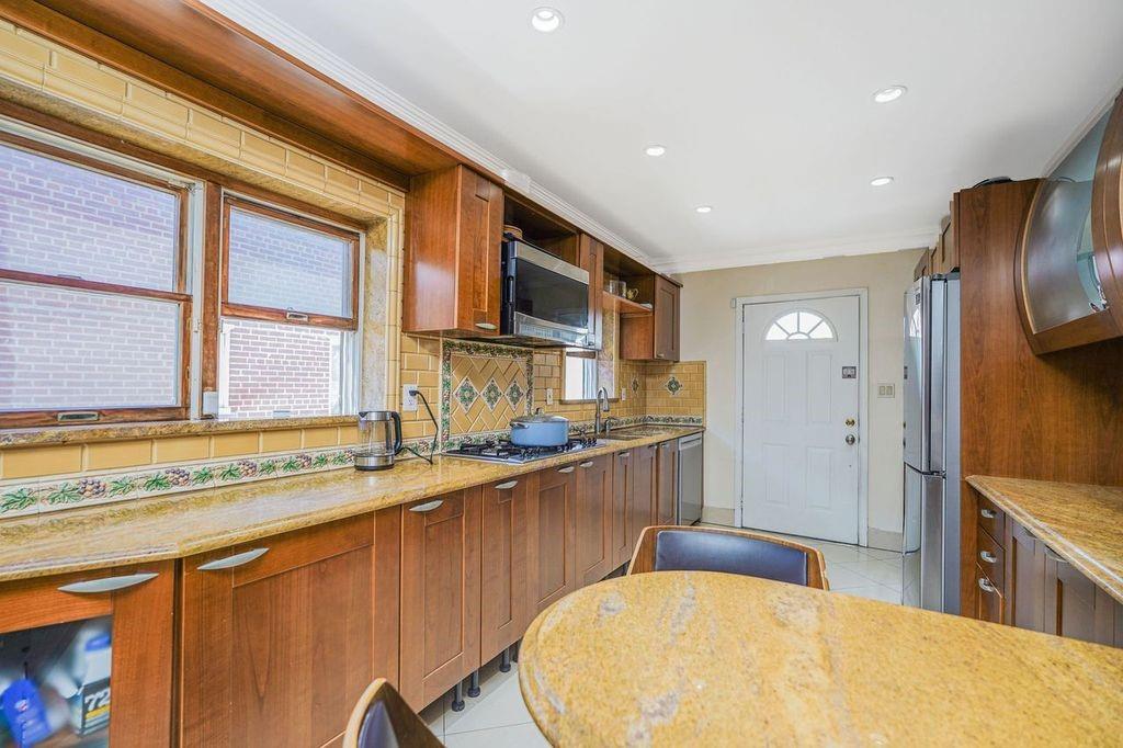 Brooklyn, New York, 11229, United States, 6 Bedrooms Bedrooms, ,4 BathroomsBathrooms,Residential,Active,2051996
