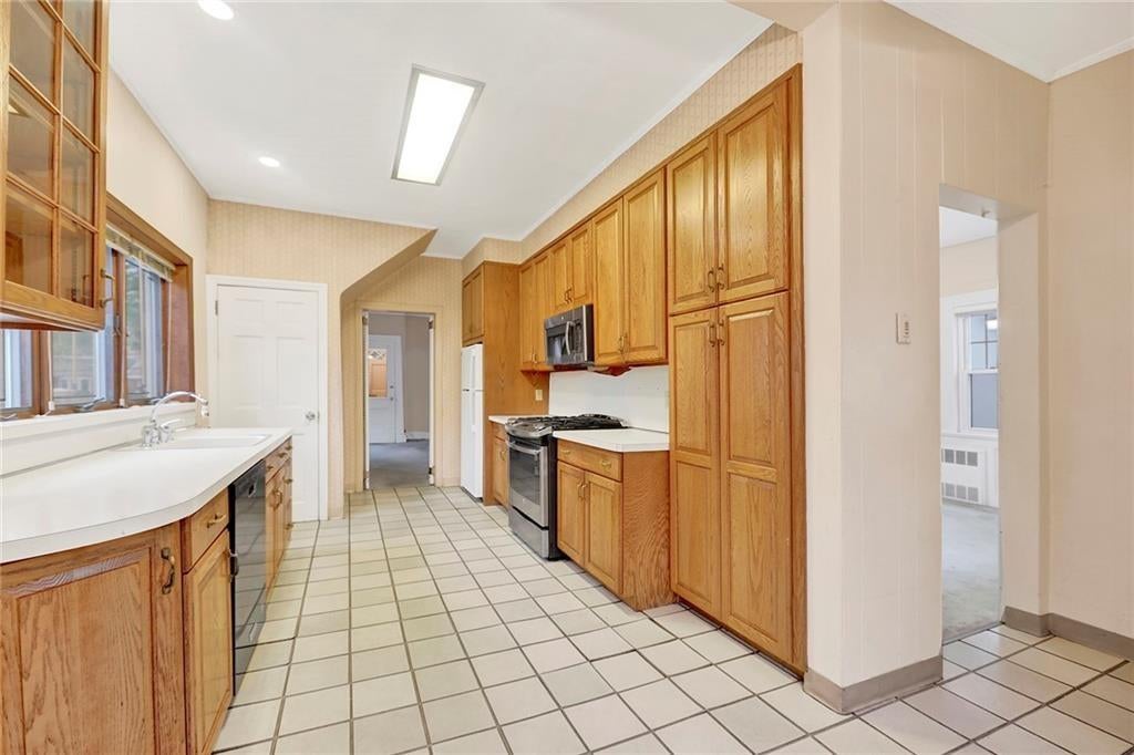 Brooklyn, New York, 11209, United States, 5 Bedrooms Bedrooms, ,3 BathroomsBathrooms,Residential,Pending,1832351