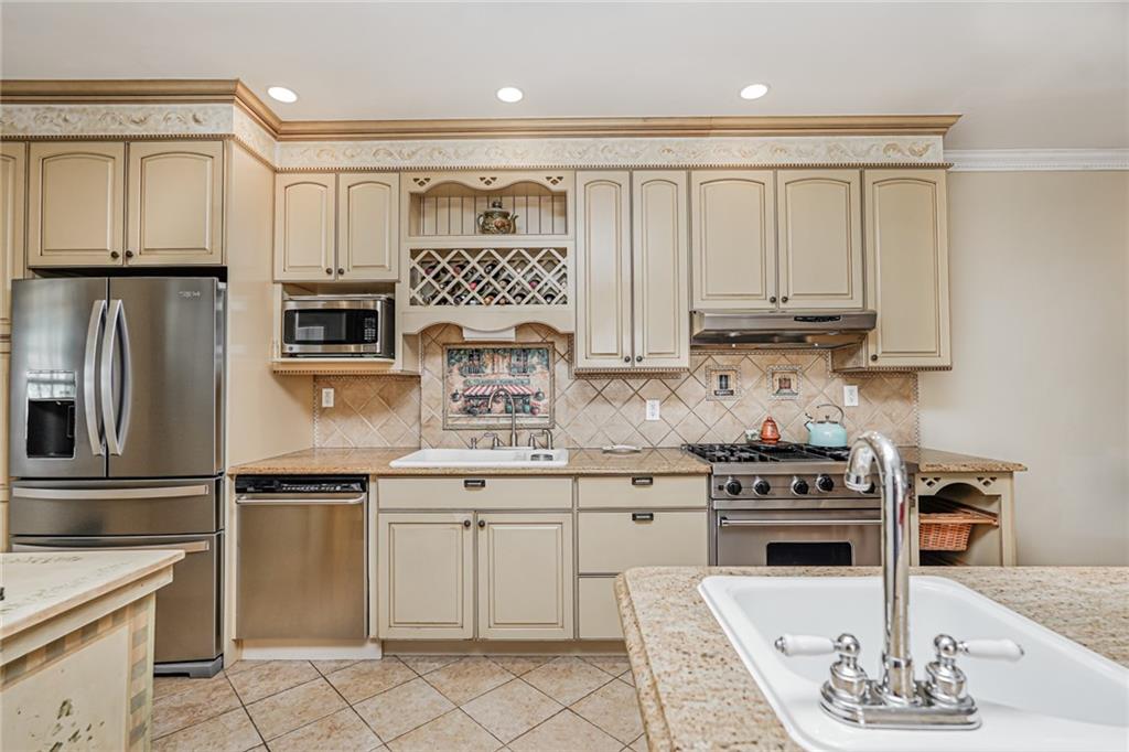 Brooklyn, New York, 11209, United States, 3 Bedrooms Bedrooms, ,2 BathroomsBathrooms,Residential,Active,1834476