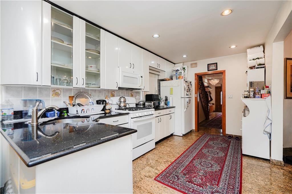 Brooklyn, New York, 11228, United States, 4 Bedrooms Bedrooms, ,3 BathroomsBathrooms,Residential,Active,1894180