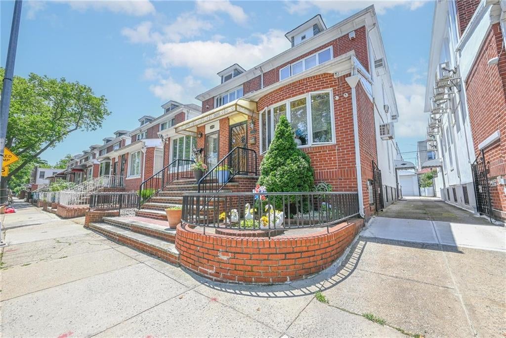 Brooklyn, New York, 11204, United States, 3 Bedrooms Bedrooms, ,2 BathroomsBathrooms,Residential,Pending,1858691
