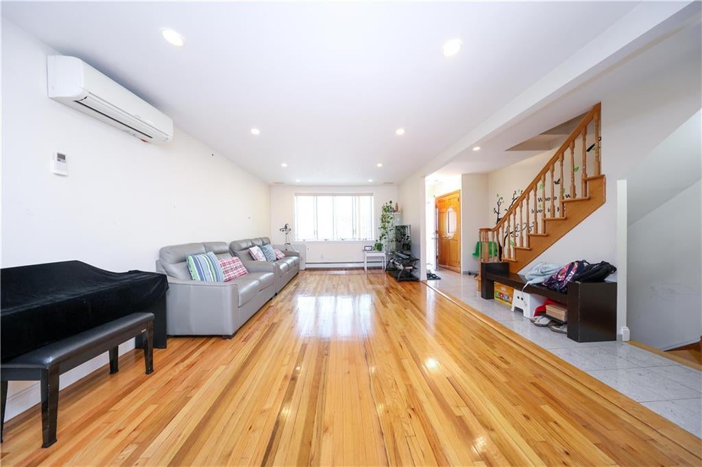 Brooklyn, New York, 11228, United States, 4 Bedrooms Bedrooms, ,3 BathroomsBathrooms,Residential,Active,1967314