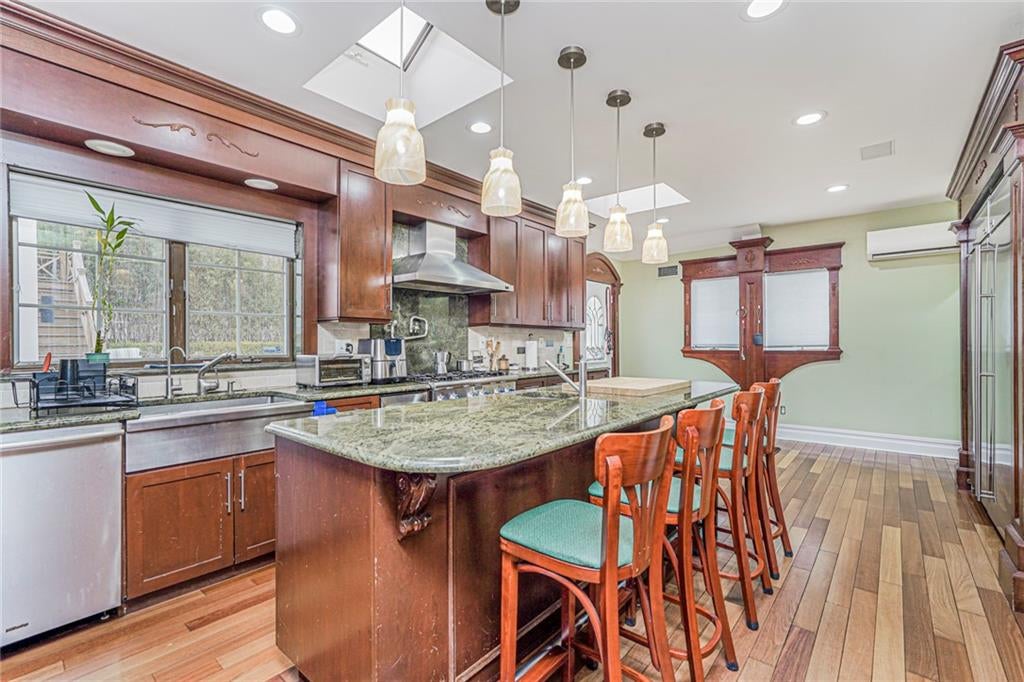 Brooklyn, New York, 11209, United States, 5 Bedrooms Bedrooms, ,4 BathroomsBathrooms,Residential,Active,1969641