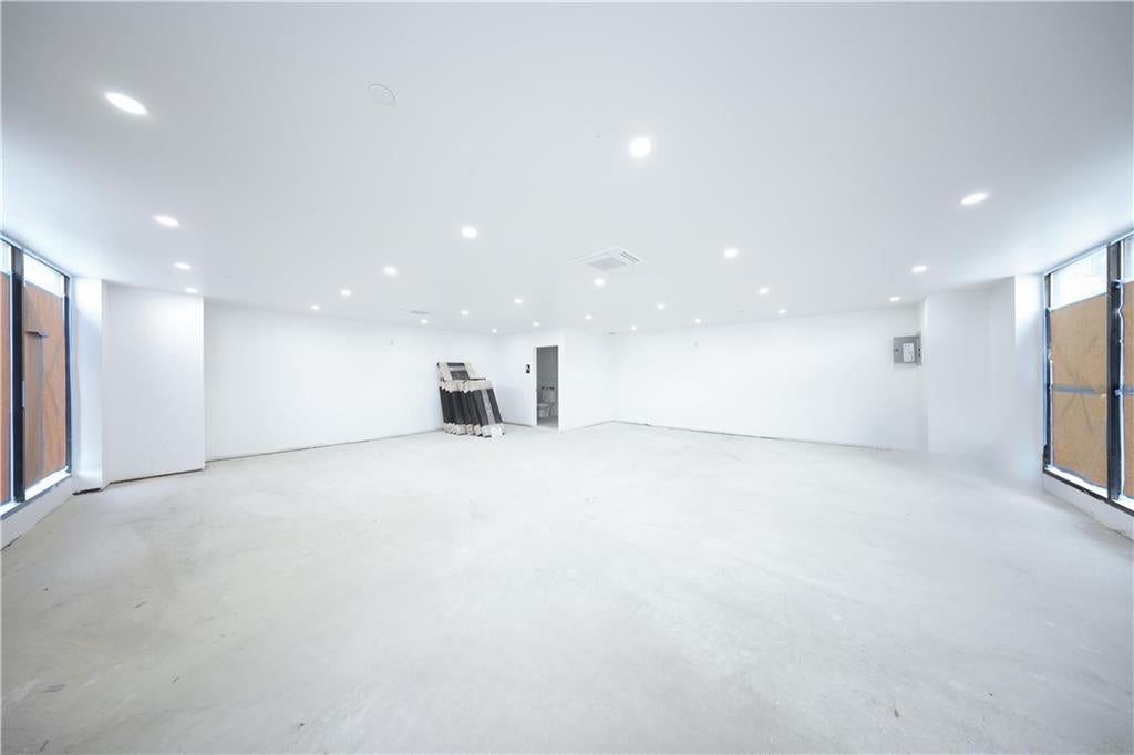 Flushing, New York, 11358, United States, ,Commercial,Active,1945081