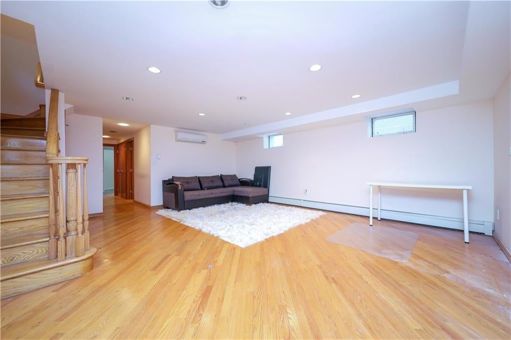 Brooklyn, New York, 11235, United States, 4 Bedrooms Bedrooms, ,4 BathroomsBathrooms,Residential,Active,1702088