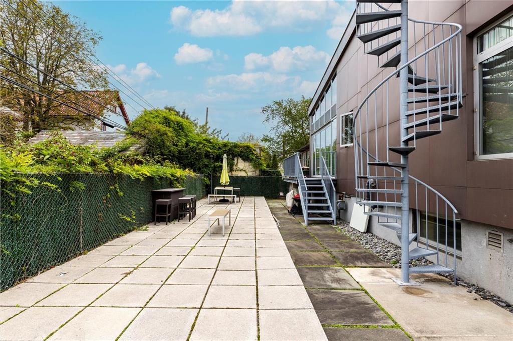 Brooklyn, New York, 11235, United States, 5 Bedrooms Bedrooms, ,5 BathroomsBathrooms,Residential,Active,1963250