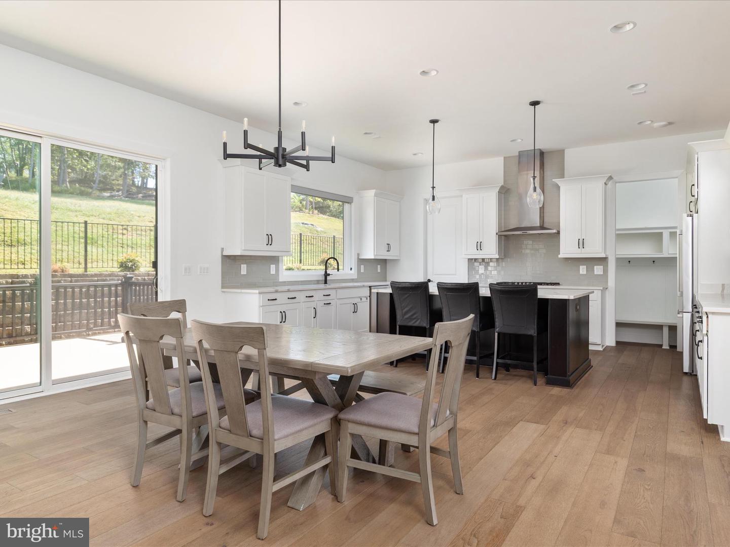 Oakton, Virginia, 22124, United States, 6 Bedrooms Bedrooms, ,6 BathroomsBathrooms,Residential,Active,1960120