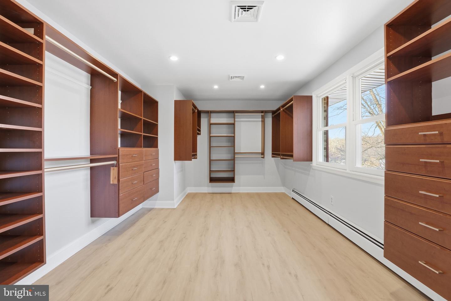 Clarksburg, Maryland, 20871, United States, 5 Bedrooms Bedrooms, ,3 BathroomsBathrooms,Residential,Active,1996277