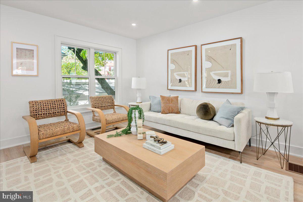 Arlington, Virginia, 22201, United States, 4 Bedrooms Bedrooms, ,5 BathroomsBathrooms,Residential,Active,2011879